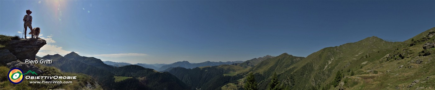 35 Vista panoramica dal Monte Cavallo a sx al Monte Fioraro a dx.jpg